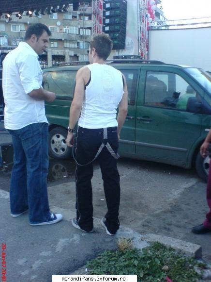 moama doamne cat imi place poza asa, nush de ce dar imi place cum s-a imbracat randi aici:x:x